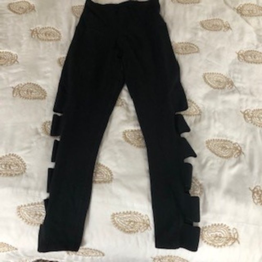 Beyond Yoga Wide Band Stacked Capri Leggings Black